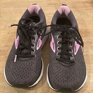 BROOKS Transmit 3 Running Shoe